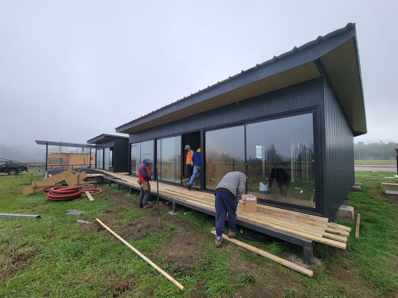 Casa piloto Colorado en construcción — fachada con ventanales de muro a muro