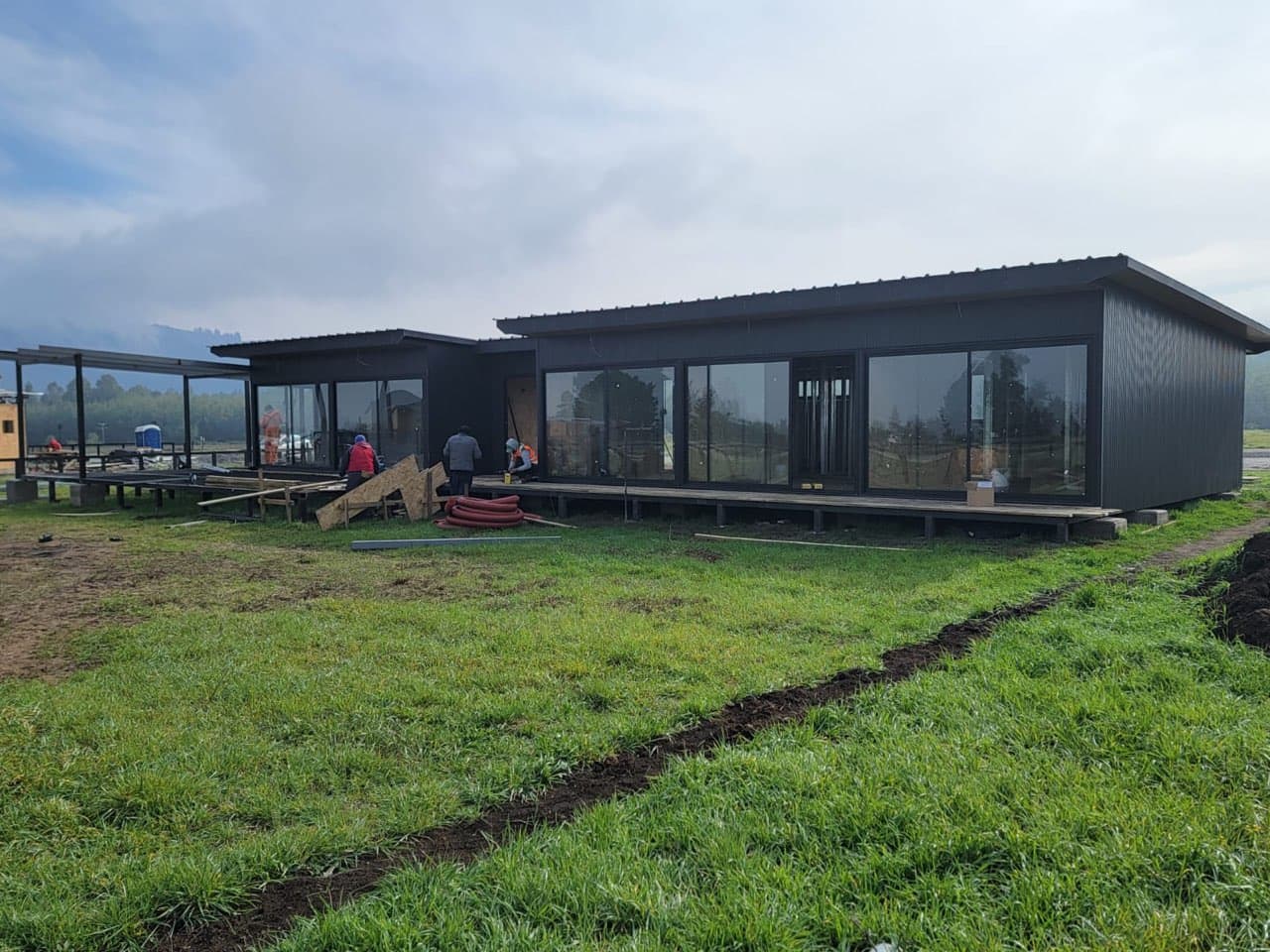 Casa piloto Colorado en construcción — vista general desde el patio