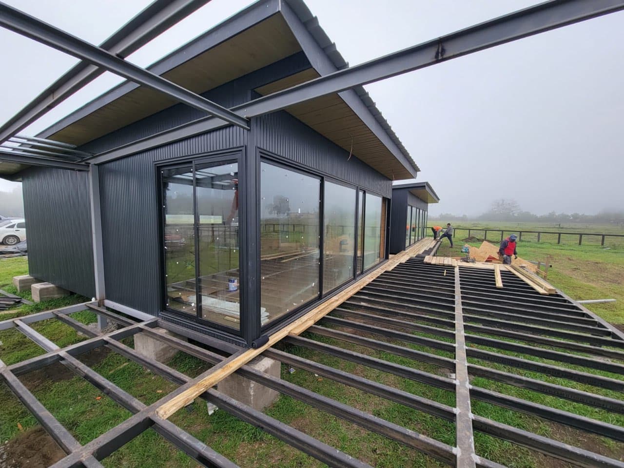 Casa piloto Colorado en construcción — terraza y quincho en montaje